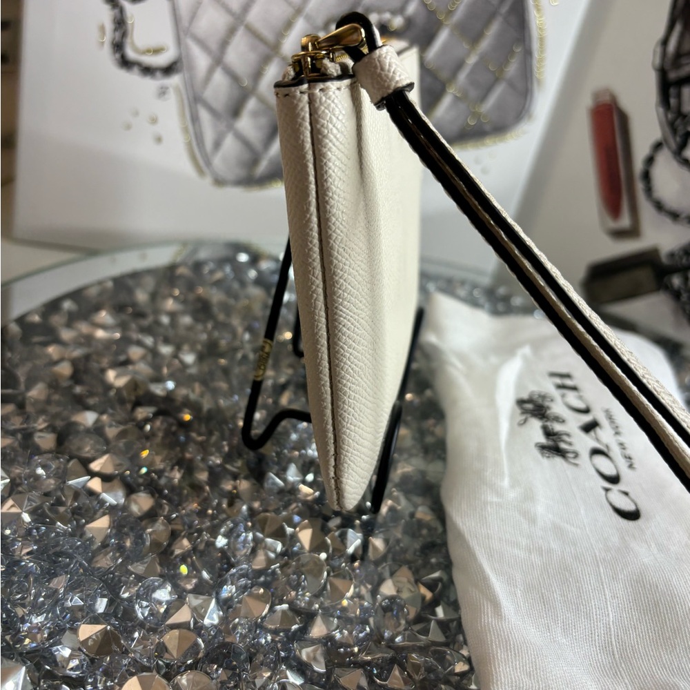 Coach Chalk Pebbled Leather Wristlet EUC - Picture 5 of 11